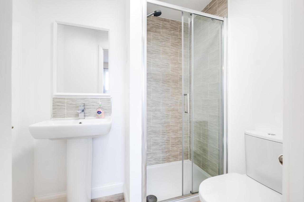 Luxury 2 Bed House City Centre ✘ Bbq & Garden ☆ Family Friendly→ Swingball & Outdoor Furniture - Free Parking → With 50 Inch Smart Tv, Free Netflix & Wifi ✘ Comfy Seating Area - By Maevela Μπέρμιγχαμ Εξωτερικό φωτογραφία