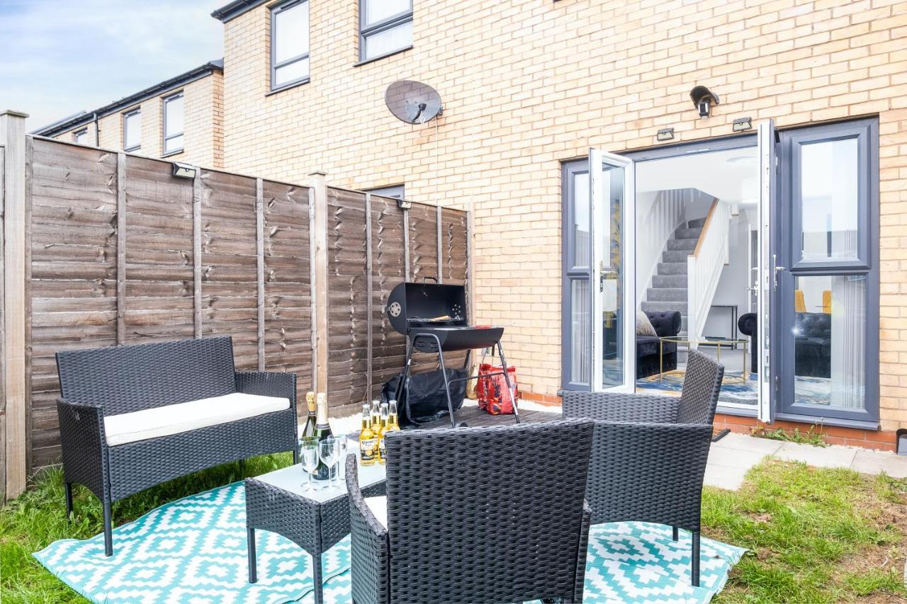 Luxury 2 Bed House City Centre ✘ Bbq & Garden ☆ Family Friendly→ Swingball & Outdoor Furniture - Free Parking → With 50 Inch Smart Tv, Free Netflix & Wifi ✘ Comfy Seating Area - By Maevela Μπέρμιγχαμ Εξωτερικό φωτογραφία